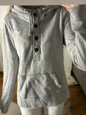 Super cool hoodie från Hollister!! - Den är i bra skick, detaljerna på hoodien och skicket syns på bilden! Skulle säga att storleken är ganska liten för att vara L jag som har på mig hoodien på bilden har oftast xs! Försöker alltid att skicka samma dag💕