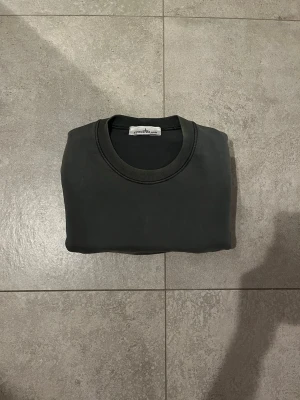 Stone Island Tröja - En vanlig Stone Island tröja med klassiskt märke på ärmen köpt på NK. Original pris 2990kr. Har växt ut den lite annars i bra skick. Kan gå ner i pris lite vid snabbt köp. 