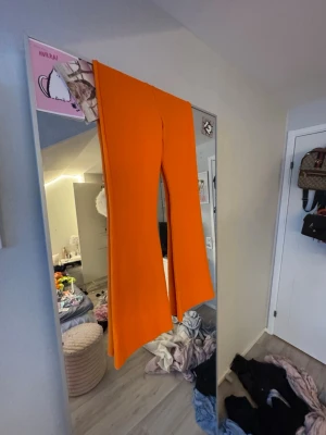  Orangea byxor  -  Jag säljer dessa orangea byxorna som har tyget av yogapants och vid höfterna. Lite öppet. Perfekt för dig som gillar nåt skönt men ändå snyggt.