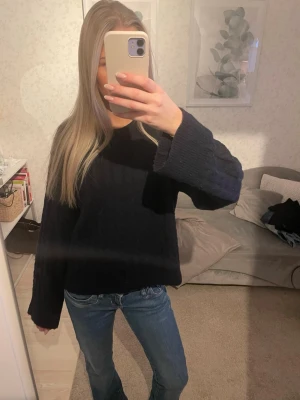 Kabelstickad tröja - Mysig mörkblå stickad tröja från H&M i storlek M. Tröjan har ett kabelstickat mönster, rund halsringning och långa, lite vidare ärmar. Perfekt att slänga på sig när det är kyligt ute. Passar Xs/S också🥰