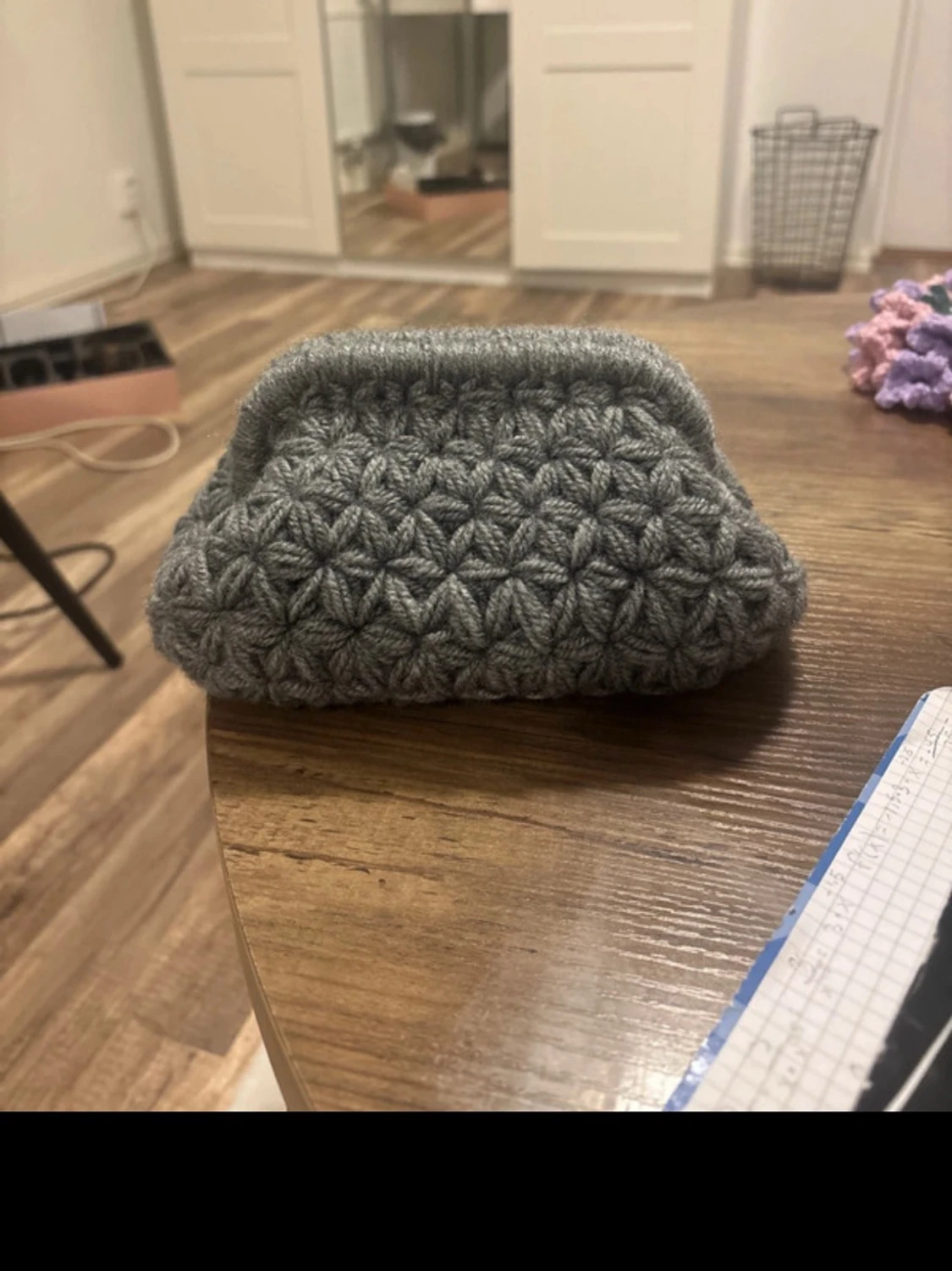 Grå virkad clutchväska 