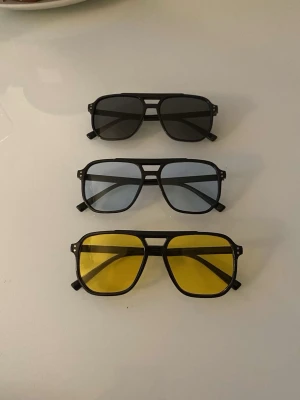 Tre par retro pilotglasögon  - Säljer ett tre pack snygga pilot solglasögon med svart ram och olika färgade linser, perfekt för dig som vill variera din stil och sticka ut med coola accessoarer 
