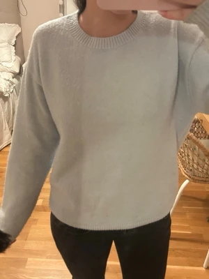 Ljusblå stickad tröja  - Ljusblå stickad tröja ifrån Kappahl barnavdelningen i storleken 158/164. Använd en gång och i brs skick. Lite nopprig på armarna. Skriv om ni har frågor, vill ha fler bilder, mått eller komma med prisförslag💘💘