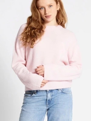 Ljusrosa stickad tröja - Supermjuk och mysig ljusrosa stickad tröja med rund hals och långa ärmar. Tröjan har en relaxed passform och ribbade muddar vid ärmslut och nederkant. Perfekt att slänga på sig när det är lite kyligt ute, men samtidigt vara fin.  