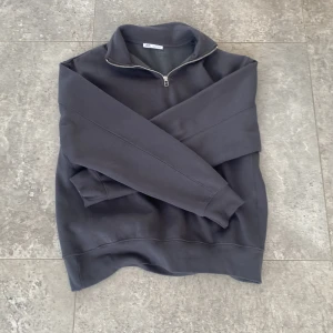 Grå Zip hoodie - En helt ny grå zip hoodie från Zara med storlek M. En varm go tröja inuti som är perfekt till vintern. Hör av er vid frågor✅