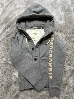 Abercombrie&Fitch Hoodie - Säljer denna sällsynta och mycket eftertraktade Abercrombie & Fitch hoodie | Storlek M | Mycket bra skick | Vid eventuella frågor hör gärna av dig och erbjuder bra pris vid köp av bundle 😁✅