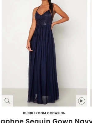 Balklänning Bubbleroom - Jättesnygg marinblå långklänning från Bubbleroom med öppen rygg. Perfekt för bal eller student! Skriv gärna om frågor finns💞