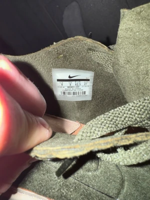 Nike Air Max mocka sneakers grön - Säljer ett par Nike air Max 90 från nikelab som lanserades 2016 i en limiterad utgåva. Säljer eftersom jag ville ha ett par vita istället.