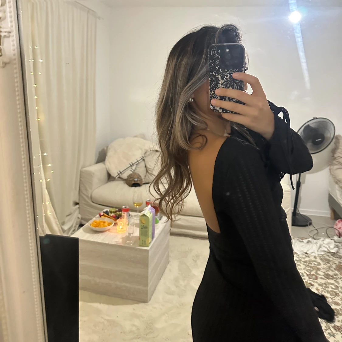 Svart ribbad klänning med öppen rygg