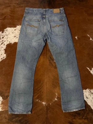 Nudie RegularRalf Bootcut - Tjena! Säljer dessa riktigt snygga vintage bootcut nudies, modellen är RegularRalf och tillverkas inte längre, W34/L32 men sitter mer som W33, hör av dig vid funderingar!🙌