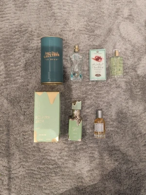 Parfympaket med trendiga dofter - Upptäck ett mixat paket med populära parfymer som Jean Paul Gaultier 'Le Beau', Crown Perfumes 'Rasasi Pistachio', Maison Alhambra 'Eclaire Just', och fler. Perfekt för dig som vill testa nya dofter och hitta din favorit. Volymer och ingredienser syns på vissa förpackningar. Jag kan också byta. 