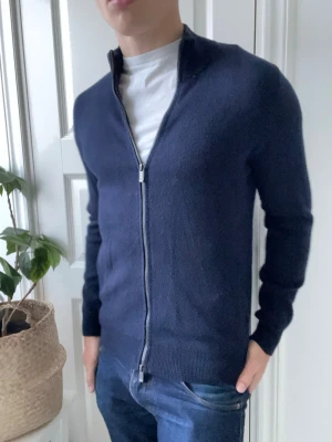 Massimo dutti full zip mjuk  - Massimo dutti full zip, inga större defekter. Modellen är 180 cm 75 kg och bär storlek S. Kom med frågor! Den är extremt mjuk och stretchy, därav priset, en favorit bland alla Massimo dutti full zips. 👍