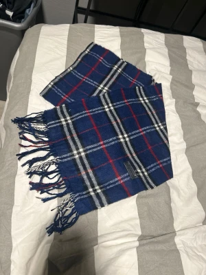 Burberrys scarfs, blå - Burberrys scarfs, blå, och flera färger. ÄKTA