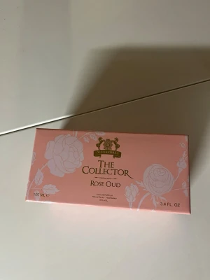 Rose Oud Eau de Parfum 100ml - Lyxig parfym i snygg rosa förpackning från Alexandre J. Volym: 100 ml. Ingredienser: Alcohol Denat., Parfum, Water, Citronellol, Alpha-Isomethyl Ionone, Geraniol, Limonene, Linalool, Eugenol, Citral, Cinnamyl Alcohol. Tillverkad i Frankrike.