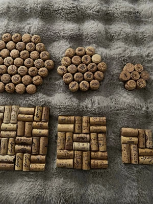 Underlägg  - ‼️Skriv till mig innan köp‼️Handgjorda underlägg tillverkade av återvunna vin- och champagnekorkar. Varje underlägg är unikt och ger en naturlig, rustik och stilren känsla som passar perfekt i hemmet eller som presen . Undersidan är täckt med korkark för att skydda bord och ytor samt minska halkrisk. Storlekar Kvadratiska 	•	Liten: ca 9 × 9 cm 	•	Mellan: ca 14 × 14 cm 	•	Stor: ca 19 × 19 cm  Runda 	•	Liten: ca 8 cm i diameter 	•	Mellan: ca 15 cm i diameter 	•	Stor: ca 21 cm i diameter