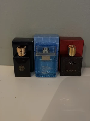 Versace parfym trio för honom - Upptäck tre populära Versace parfymer i snygga flaskor. Perfekt för dig som vill ha exklusiv känsla i vardagen. Volym på den blå flaskan: 30 ml. Tillverkad i Italien.