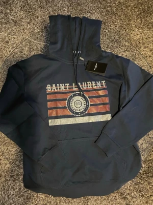 Ysl hoodie  - Skön navy blå Ysl hoodie, priset kan diskuteras vid snabbt köp! Är storlek L men sitter som M-L. Sjukt skön och använd fåtal gånger.  Prislappen kommer ej sitta kvar då jag tvättar alla mina kläder innan jag skickar dem! 