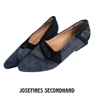 Vintage gråa skor - Vintage skor från Bally i geått och svart mocha. Är dekorerad text med olika städers namn på. Är i använt men jättefint skick