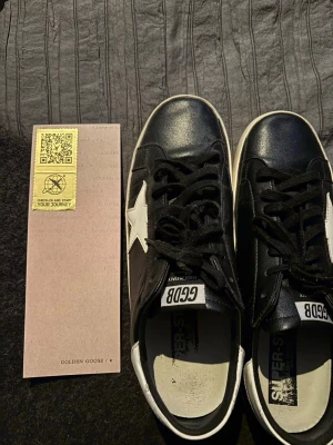 Golden Goose svarta sneakers  - Golden Goose sneakers i storlek 45, lite små i storleken☺️ använda men fortfarande bra skick. Se bild 5, sulorna lite slitna. 