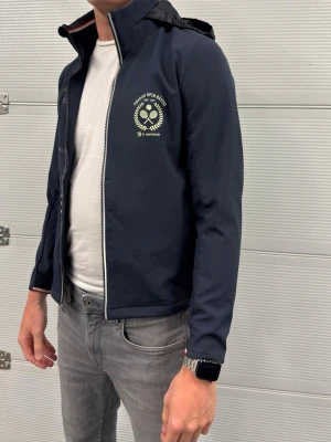 Gant vindjacka Swedish Open Båstad - En Gant jacka i fint skick! Storlek Xs. Luvan är utvikbar. Hör av er vid frågor! Modellen är 188 och väger 77kg passar en betydligt mycket mindre person! 