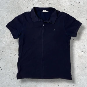 J. Lindeberg piké - Säljer denna marinblåa pikén från J. Lindeberg | storlek M | skick: 8/10, lite urtvättad | Hör av er vid frågor, pris kan diskuteras vid snabb affär 🙌 