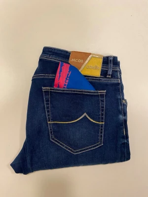 Marinblåa Jacob Cohen jeans nick - Marinblåa Jacob Cohen jeans //  Mycket bra skick //  Style Nick slim //  Storlek 38 //  Mått  Midja bredd 46cm  Längd 104cm  Innerben längd 77cm  Benöppning 17cm  Scarf ingår //  Skriv vid minsta fråga eller fundering