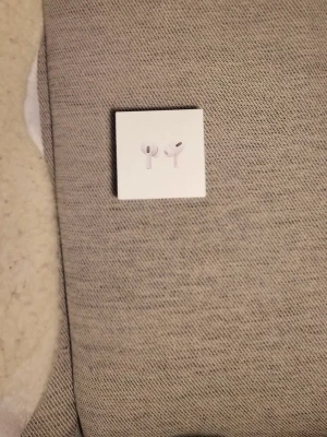 AirPods Pro gen 2 - Säljer fake air pods pro gen 2. Om du nån gång har tänkt på att börja resella är det här den perfekta varan att början med. Fråga något om du vill
