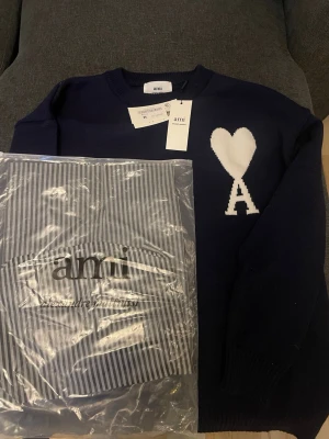 Ami Paris sweatshirt - Riktig schysst blå stickad tröja från ami Paris. Perfekt för lite kallare dagar, påse kommer med och tag sitter kvar.