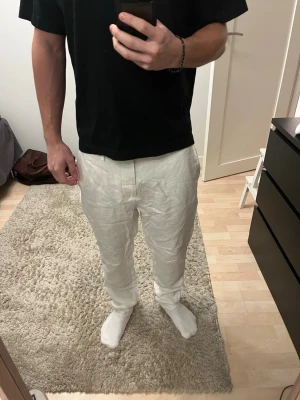 Vita linnebyxor från Dressmann - Säljer ett par vita linnebyxor från Dressmann i storlek 31-32 då dom är för stora för mig. De har knappt använts.