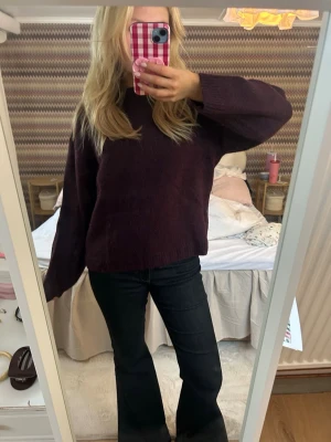 Vinröd stickad tröja - Mysig vinröd stickad tröja med avslappnad passform och långa ärmar. Perfekt till höst och vinter, enkel att matcha med jeans eller kjol. Tröjan har en klassisk rund halsringning och känns riktigt skön mot huden.