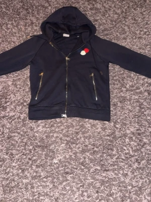 Moncler zip hoodie - Moncler hoodie i storlek M. Passar fint har bra passform. Pris kan diskuteras 