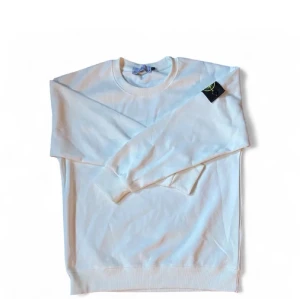 Vit stone Island hoodie utan luva  - Säljer just nu min vita stone Island hoodie som jag köpte för ett tag sen men använder inte den eftersom den är för liten. Inga hål, slitage eller tecken på användning. Vid fler frågor så är de bara att skriva!! Pris går att diskutera!! OBS liten i storleken!! Vid köp av 2 stone Island hoodies blir de 1000kr sammanlagt!!