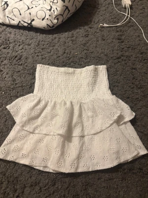 Vit volangkjol från Stories - Vit volangkjol med stretchiga material 