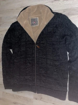 Fodrad stickad cardigan - Otroligt snygg, varm och skön fodrad stickad cardigan. Passar perfekt nu till kallare väder. Priset kan såklart diskuteras!
