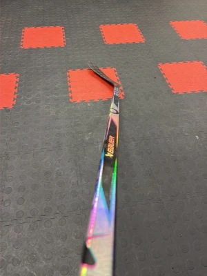 Proto 2 hockeyklubba  - Bauer proto 2 hockeyklubba 40 flex p28 ganska bra skick för har inte använt den jätte mycket. Den har några märken men inte mycke. Den knäcks inte och den har inga sprickor 