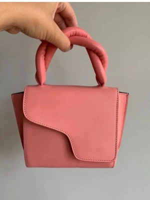 Atp Ateiler väska - Säljer en superfin rosa handväska som inte går att köpa längre💞 . Väskan har en stilren design och är tillverkad i slätt syntetmaterial. Perfekt storlek för det viktigaste och ger en trendig touch till din outfit. Tar emot byten!! Första bilden lånad