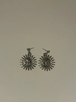 Örhängen - Silvriga örhängen i form av solar