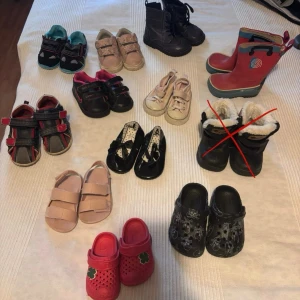 Barnskor och stövlar - Tofflor 20 kr/st Skor, sandaler 30 kr/st Kängor, stövlar 40 kr/st  Alla för 200 kr.   Minsta storlek 16/17. Största stl 22. De flesta runt stl 21/22.