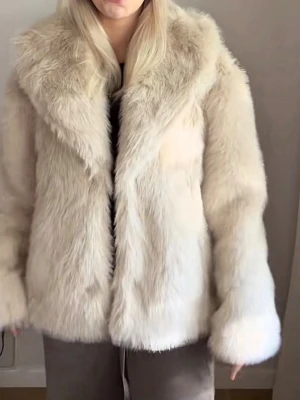 Pälsjacka - Supersnygg fuskpälsjacka från gina💕helt slutsåld på hemsidan, köpt för 900kr (liten i storlek så sitter som en s)