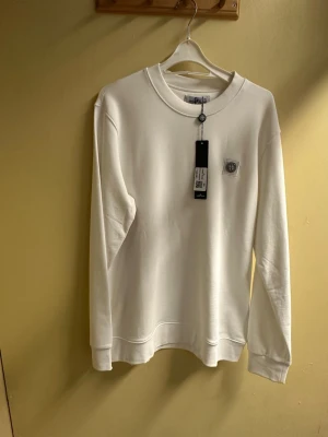 Crewneck från Stone Island, flera färger!  - Helt nya tröjor från Stone Island med logotyp på bröstet. Finns i flera färger: svart, ljusblå, mörkblå, grå, vit, röd och grön. Storlekar S M L XL XXL. Skriv vid intresse så styr vi!  1st 800kr 2st 1200kr