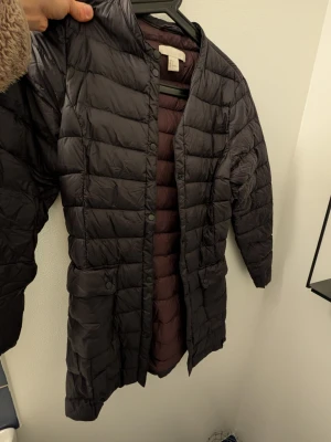 Tunn dunjacka  - Tunn dunjacka från hm , så storlek 34. Sparsamt använd 