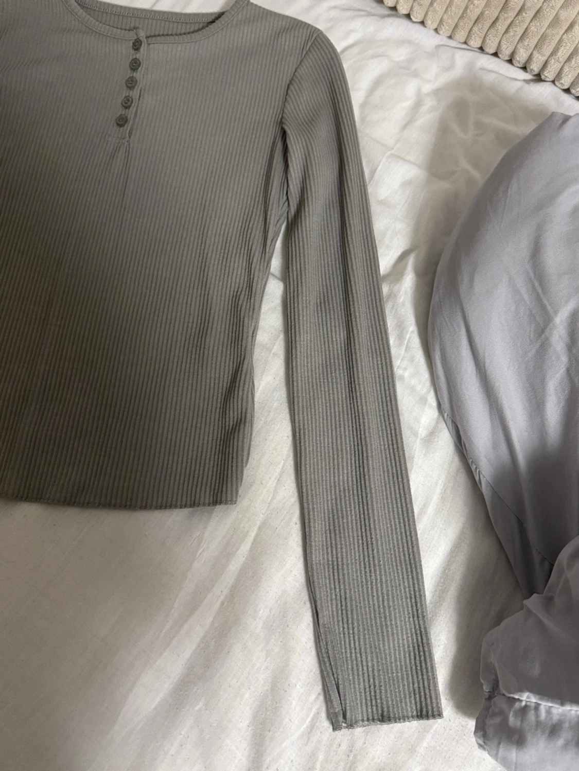 Grå ribbad långärmad topp - 1