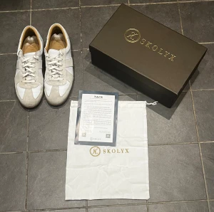 Skolyx GATS - Säljer ett par Skolyx Premium GAT-sneakers, storlek 44 EU, köpta september 2025. Skorna är i toppskick och allt tillbehör medföljer. Tillverkade i Portugal i högkvalitativt full grain-läder. Perfekta för dig som vill sticka ut med kvalitet.