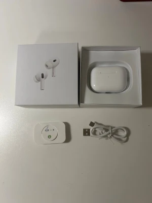 Oanvända AirPods 2 - Beskrivning: Säljer ett par Apple AirPods (2:a generationen) som är helt nya och oanvända. Förpackningen är endast öppnad för foto och originalförseglad.  ✔️ Original Apple-produkt ✔️ Perfekt ljud och enkel anslutning till iPhone ✔️ Laddningsetui ingår ✔️ Perfekt som present 🎁  Skickas snabbt och säkert 📦 Hör av dig om du har frågor!