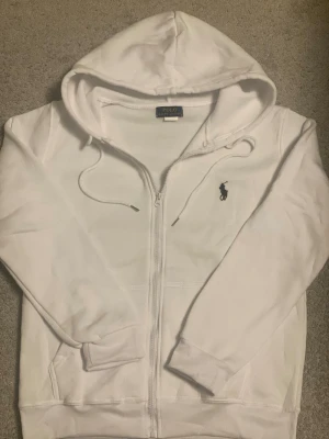 Ralph Lauren Zip Up Hoodie - Vit Ralph Lauren Zip Up Hoodie I bra kvalité. Använd några gånger men inget konstigt med den. Skriv om ni undrar något. 💬 