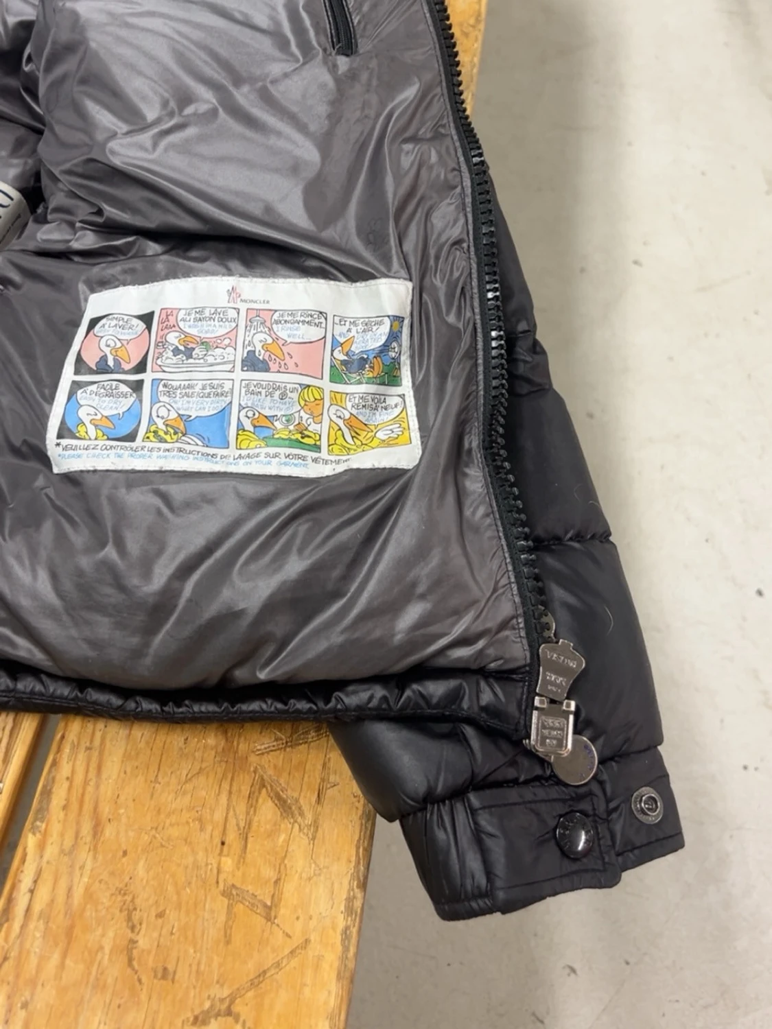 Svart Moncler dunjacka med huva - 1