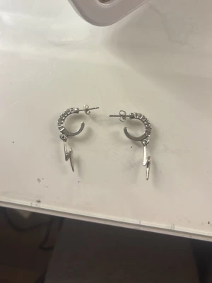 Örhängen i silver - Örhängen i silver med blixtar