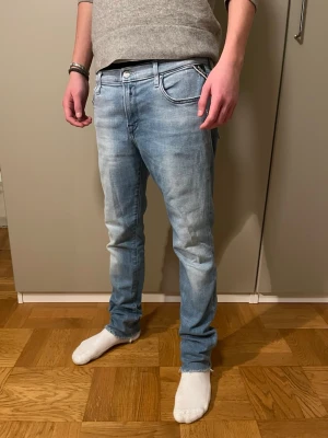 Replay ljusblå jeans, storlek 29 - Säljer ett par ljusblå jeans från Replay i storlek 29. Jeansen har klassisk femficksdesign, raka ben och snygg tvättad look. Materialet är mjukt jeans-tyg och passformen är normal med något smalare ben. Perfekta till en avslappnad stil.