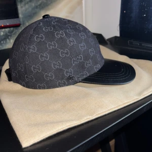 GG keps - Helt ny GG kanvas keps. Perfekt för en mer stilig touch på din outfit. Inga tecken alls på användning. Skriv om du har någon fråga!💯 Pris är ej hugget i sten!!!🔥🔥