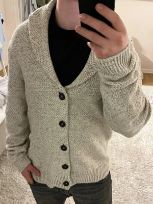Stickad cardigan  - Cardigan | Mycket bra skick | Size - L | Pris 399 | Hör av dig vid minsta fråga eller fundering📩